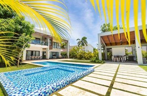 Outdoor pool - Villa Palmera: 4BR Family Villa in Punta Cana Village | Pool+Gazebo | Sleeps 12 (Punta Cana)