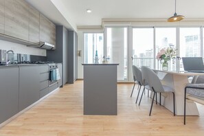 Kühlschrank, Mikrowelle, Ofen, Wasserkocher mit Kaffee-/Teezubehör