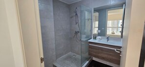 Unclassified image, 4 of 18, button