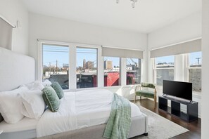 Desk, WiFi, bed sheets - Central 3BR Apt Minutes to Downtown| Parking (Nashville)