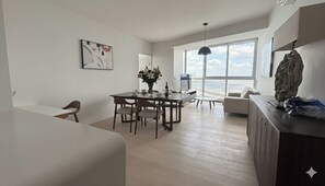 Living area - Stunning 3BR with Views, Balcony and Parking (Panamá)