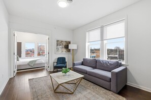 TV - Modern 3BR Apt | Minutes to Downtown| Parking (Nashville)
