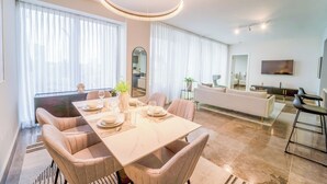 Ein modernes Wohnzimmer mit Essbereich.
