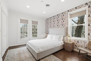 Desk, WiFi, bed sheets - Comfortable 3BR |Minutes to Broadway| Parking (Nashville)