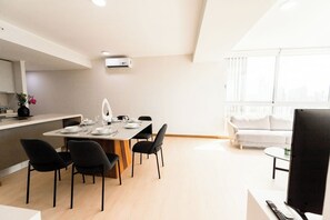 Dining - Luxury 3BR with balcony, parking and city view (Panamá)