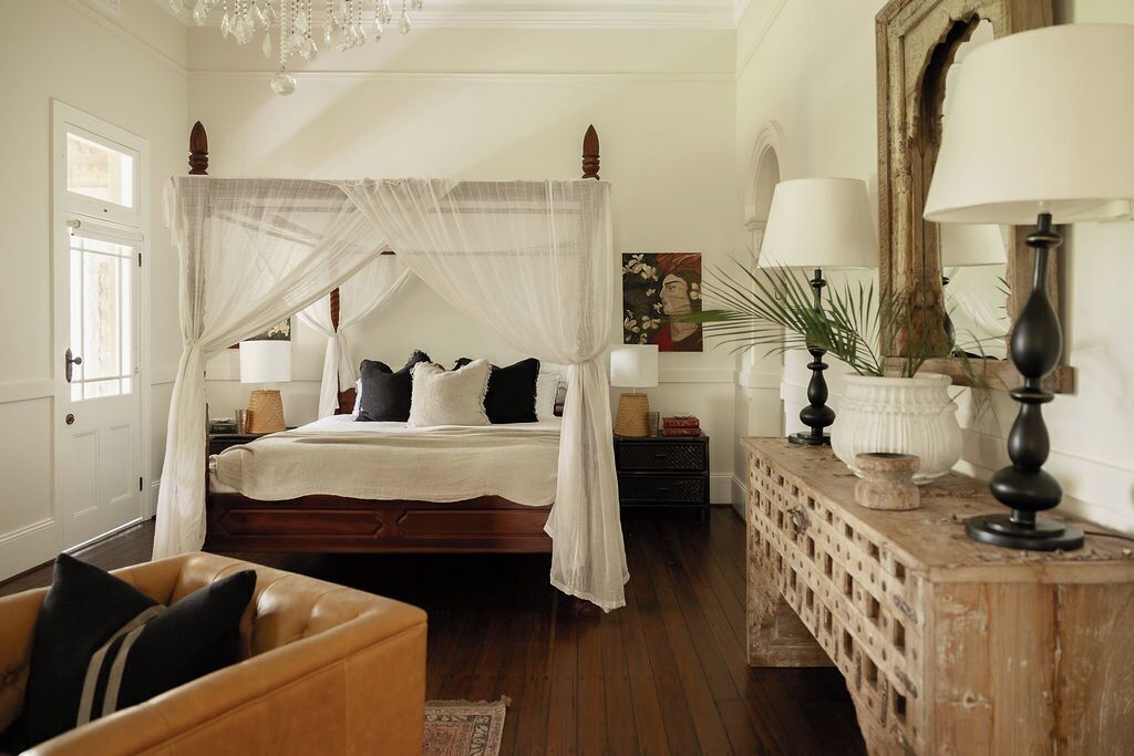 Desk, laptop workspace, iron/ironing board, free WiFi