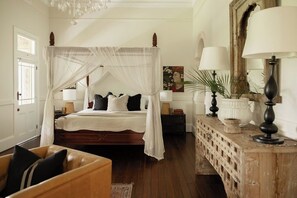 Escritorio y espacio para trabajar con un portátil