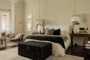 Meja kerja, ruang kerja ramah laptop, dan setrika/meja setrika