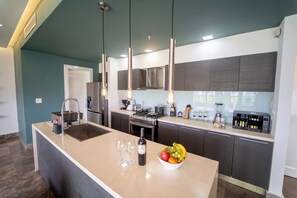 Fridge, microwave, oven, stovetop - Exclusive and luxury 1BR with balcony in Yoo Panama (Panamá)