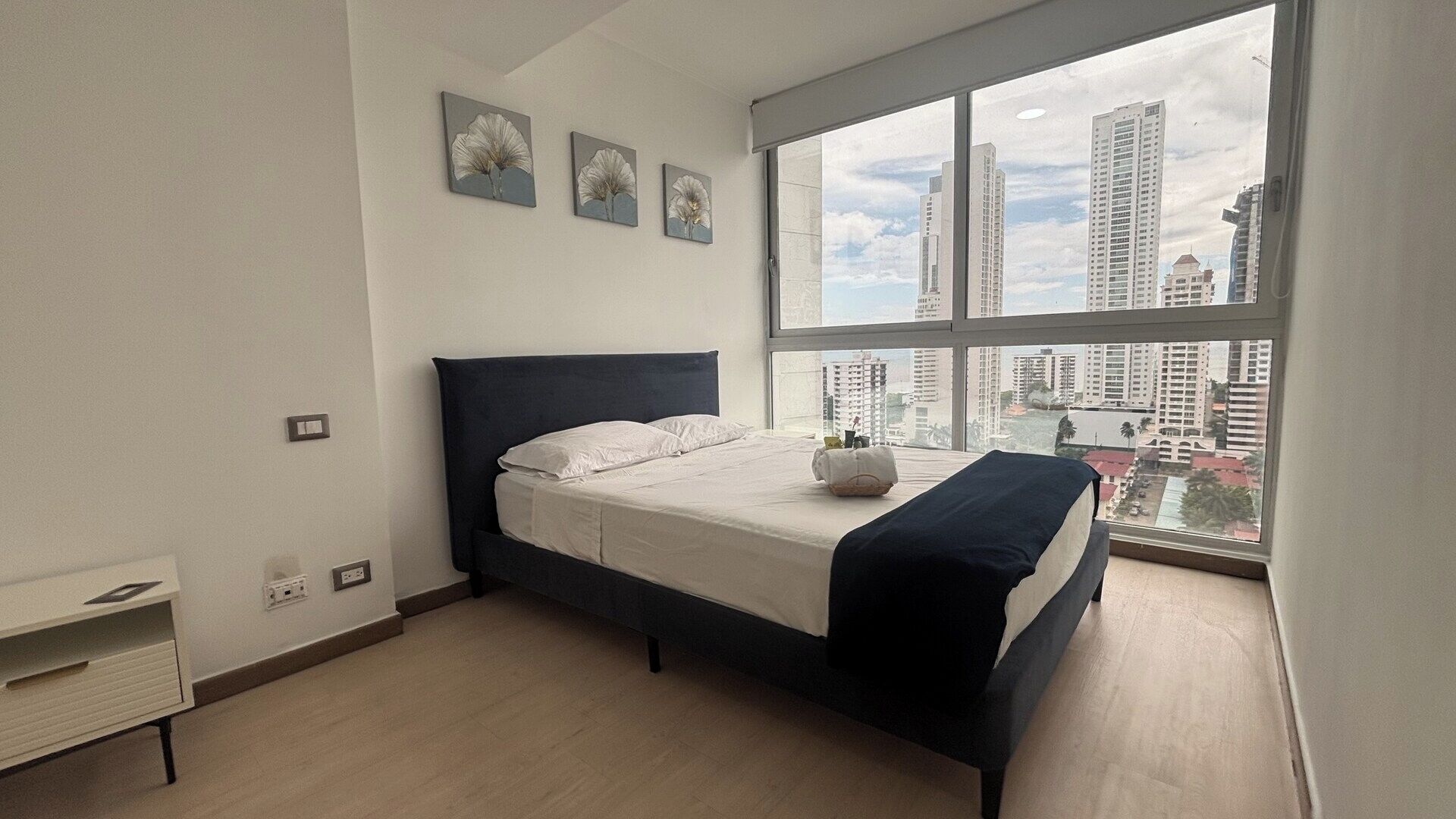 3 habitaciones, tabla de planchar con plancha, wifi y ropa de cama 