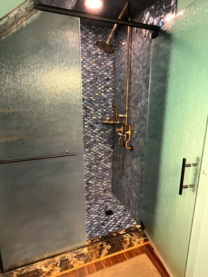 Dusche, Haartrockner, Handtücher, Seife