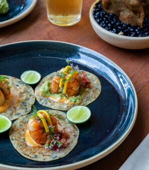 Un plato de aperitivos de mariscos con cuñas de lima.