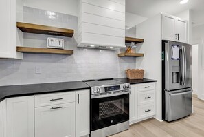 雪櫃、微波爐、焗爐、爐具