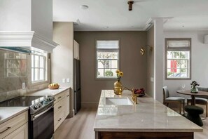 Fridge, microwave, oven, stovetop - Spacious 4bd House, New Bathrooms, Near King St. (Charleston)
