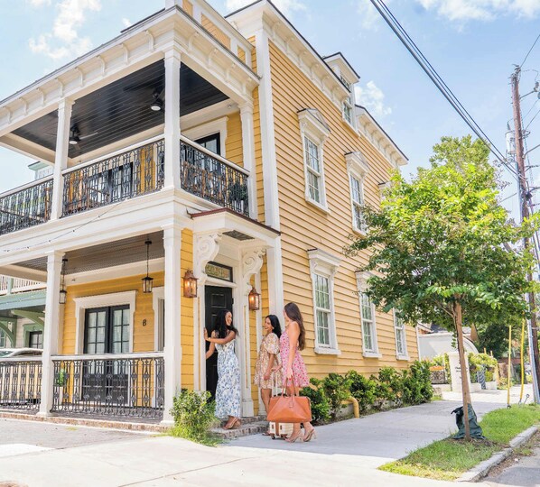 Welcome to Charleston! This is the perfect place for your group! - Spacious 4bd House, New Bathrooms, Near King St. (Charleston)