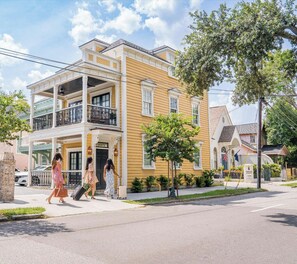 Exterior view of our beautiful sunny house! - Spacious 4bd House, New Bathrooms, Near King St. (Charleston)