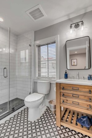 Shower, hair dryer - Spacious 2bd with Living Room, Kitchen, Parking! (Charleston)