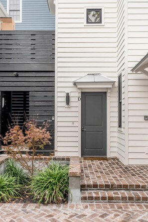 Exterior detail - Spacious 2bd with Living Room, Kitchen, Parking! (Charleston)