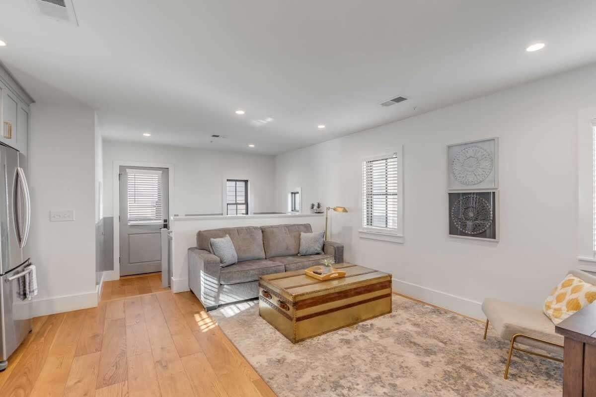 Un appartement moderne comprenant une cuisine, un espace de vie et un coin repas.