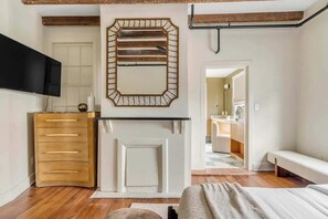 5 habitaciones, tabla de planchar con plancha, cuna de viaje y wifi 