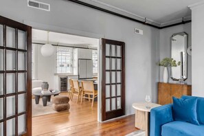 TV, offices - Professionally Designed 5bd Retreat, Steps to King (Charleston)