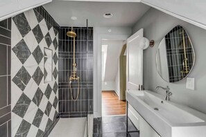 Shower, hair dryer, shampoo - Professionally Designed 5bd Retreat, Steps to King (Charleston)