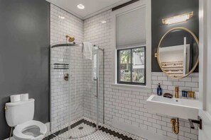 Shower, hair dryer, shampoo - Private 3bd, 2ba | Steps to King St. | The Ruby (Charleston)