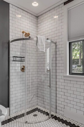 Shower, hair dryer, shampoo - Private 3bd, 2ba | Steps to King St. | The Ruby (Charleston)
