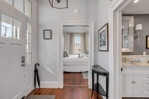 Une chambre à coucher avec un lit, une table de chevet et une fenêtre.