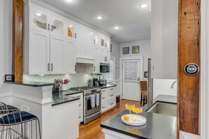 Private kitchen - Downtown Suite in Pristine Historic Home (Charleston)