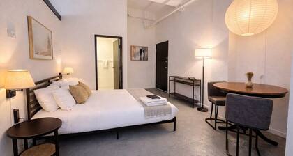 Westown Studio Apt Near Fiserv, Baird, and Theater District · Sleeps 4