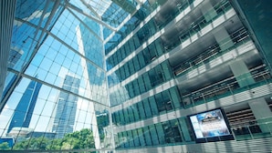 Un edificio moderno con fachada de vidrio y varios pisos.