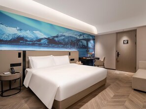 A modern hotel room with a large bed, a desk, and a chair. - Echerm Hotel Wuyangcun Metro Station (Guangzhou)