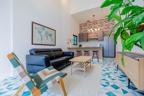 A modern apartment with a living room, a kitchen, and a dining area. - Casa Quijano 06 By Wynwood House (Panama City)