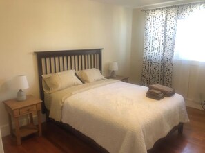 2 bedrooms, desk, iron/ironing board, free WiFi - Nearby Park • Balcony w/ Seating • Workspace (Milford)