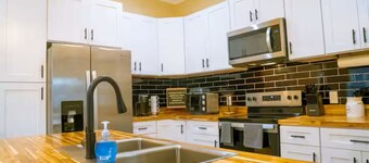 4BR Historic Savannah w/ Parking & Patio