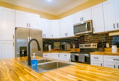 4BR Historic Savannah w/ Parking & Patio