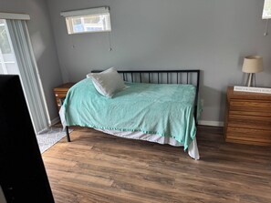 Een strijkplank/strijkijzer, wifi, beddengoed