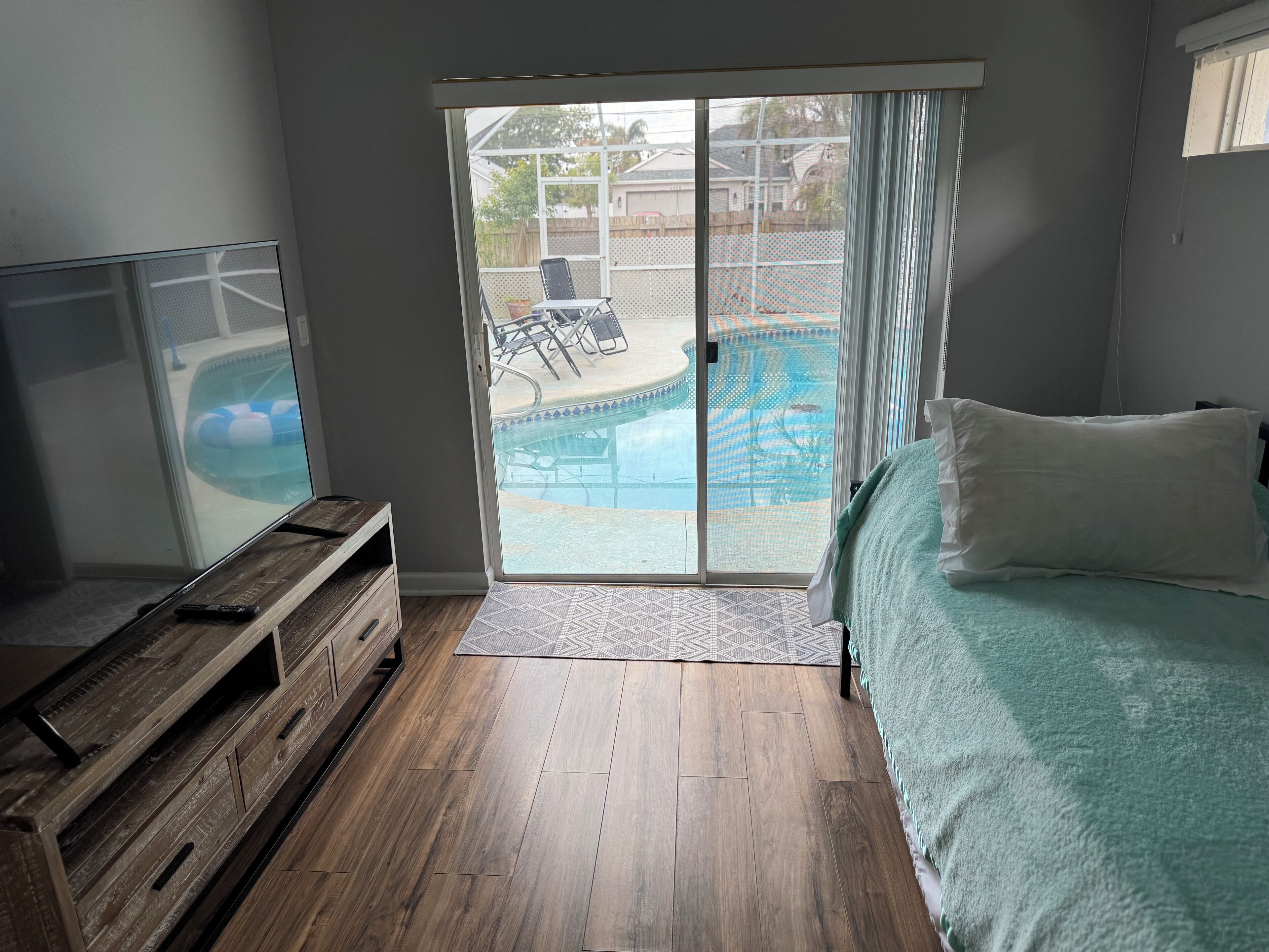 Iron/ironing board, WiFi, bed sheets