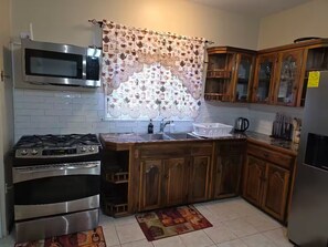 Private kitchen - Island Breeze Retreat (Trelawny)