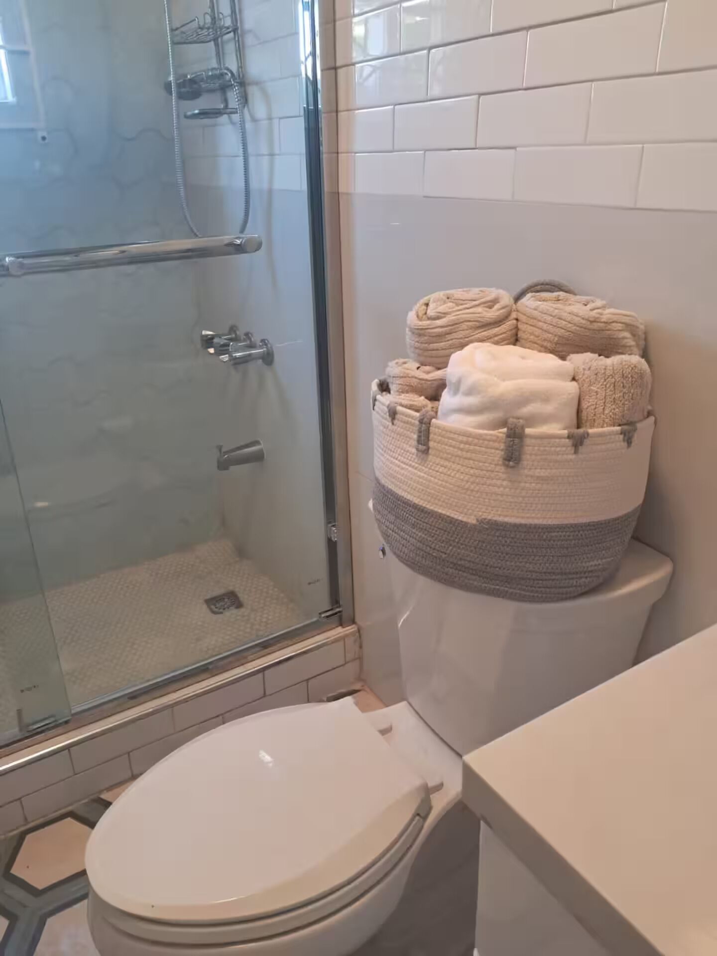 Dusj, hårføner, håndklær og såpe