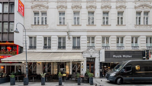 A building with multiple windows and a storefront labeled "Musik Müller". - Blueground | Innere Stadt, balcony, nr St. Stephen's Cathedral (Vienna)