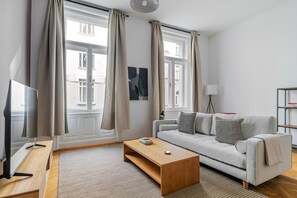 TV, stereo - Blueground | Innere Stadt, balcony, nr St. Stephen's Cathedral (Vienna)