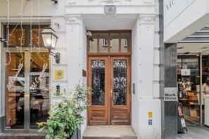 Exterior detail - Blueground | Innere Stadt, balcony, nr St. Stephen's Cathedral (Vienna)