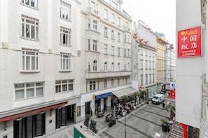 A street view of a building with multiple floors, featuring a restaurant with outdoor seating. - Blueground | Innere Stadt, balcony, nr St. Stephen's Cathedral (Vienna)
