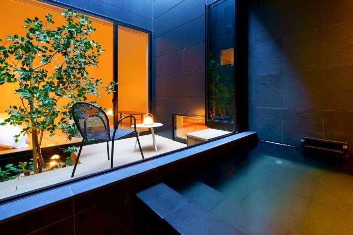 Ein modernes Interieur mit einer Sitzecke, einem kleinen Tisch und einer Pflanze.