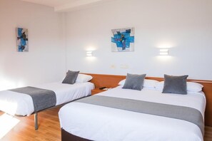 Two single beds with wooden headboards, white bedding, and gray throw pillows. - Alda Arteixo (Abegondo)