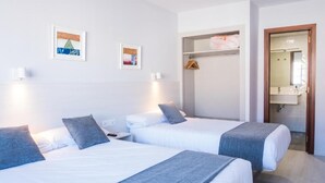 A hotel room with two beds, a wardrobe, a mirror, and artwork on the wall. - Alda Arteixo (Abegondo)