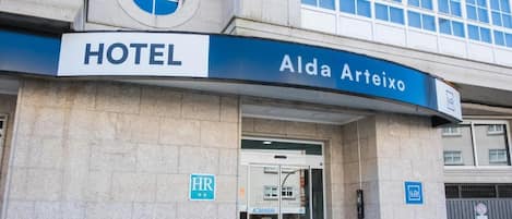 A hotel entrance with a sign reading 'HOTEL Alda Arteixo.'
