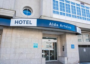 A hotel entrance with a sign reading 'HOTEL Alda Arteixo.' - Alda Arteixo (Abegondo)